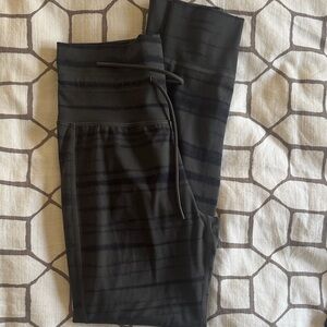 Vuori dark green black stripped daily legging
